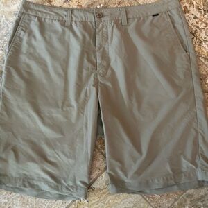 TRAVIS MATHEW mens size 38 beige golf shorts